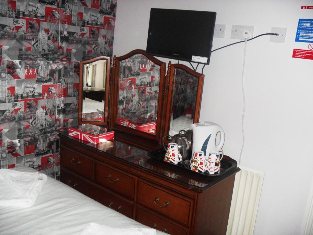 Bradleys Guest house 2*